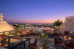 SWAROOP VILAS - LAKE FACING BOUTIQUE HOTEL, Falna