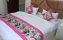 Dexluxe Double Bed Room