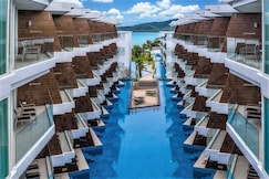 The Beachfront Hotel Phuket, فوكيت