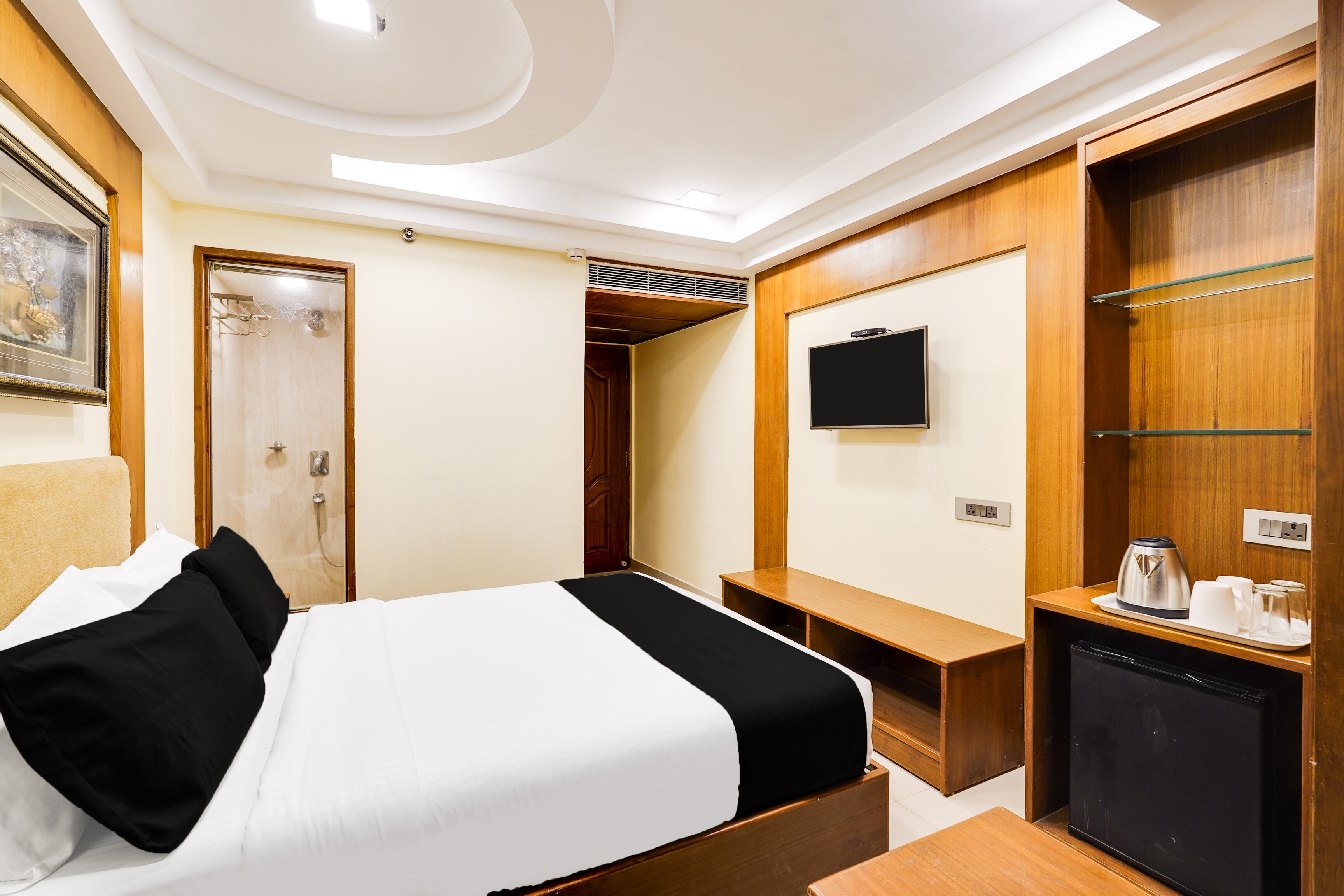 Super Townhouse Oak Alandur Near Chennai Airport Formerly Vijay Park - Tap to explore photos