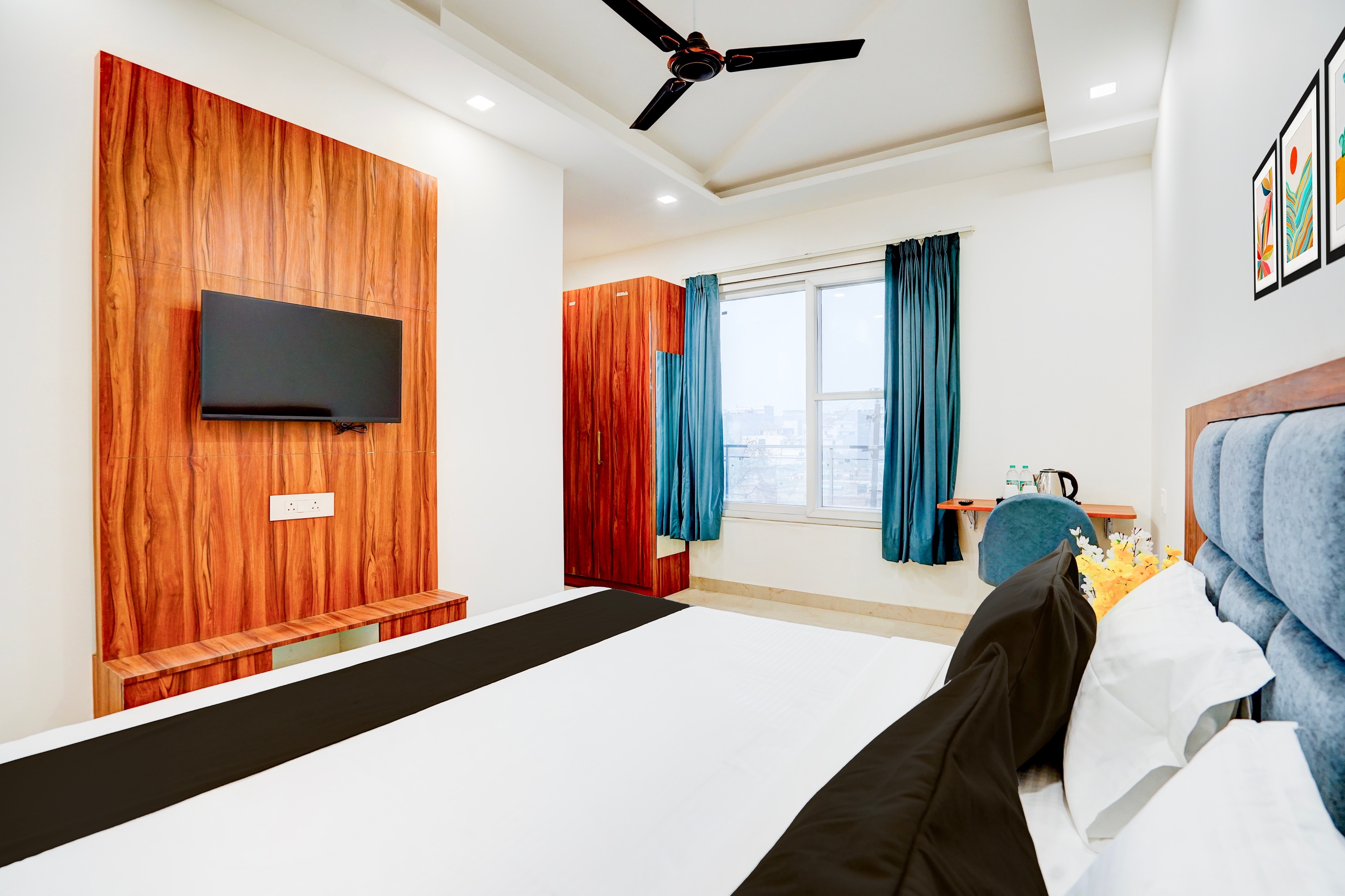 Super Townhouse Sector 93 Noida Expressway - Tap to explore photos