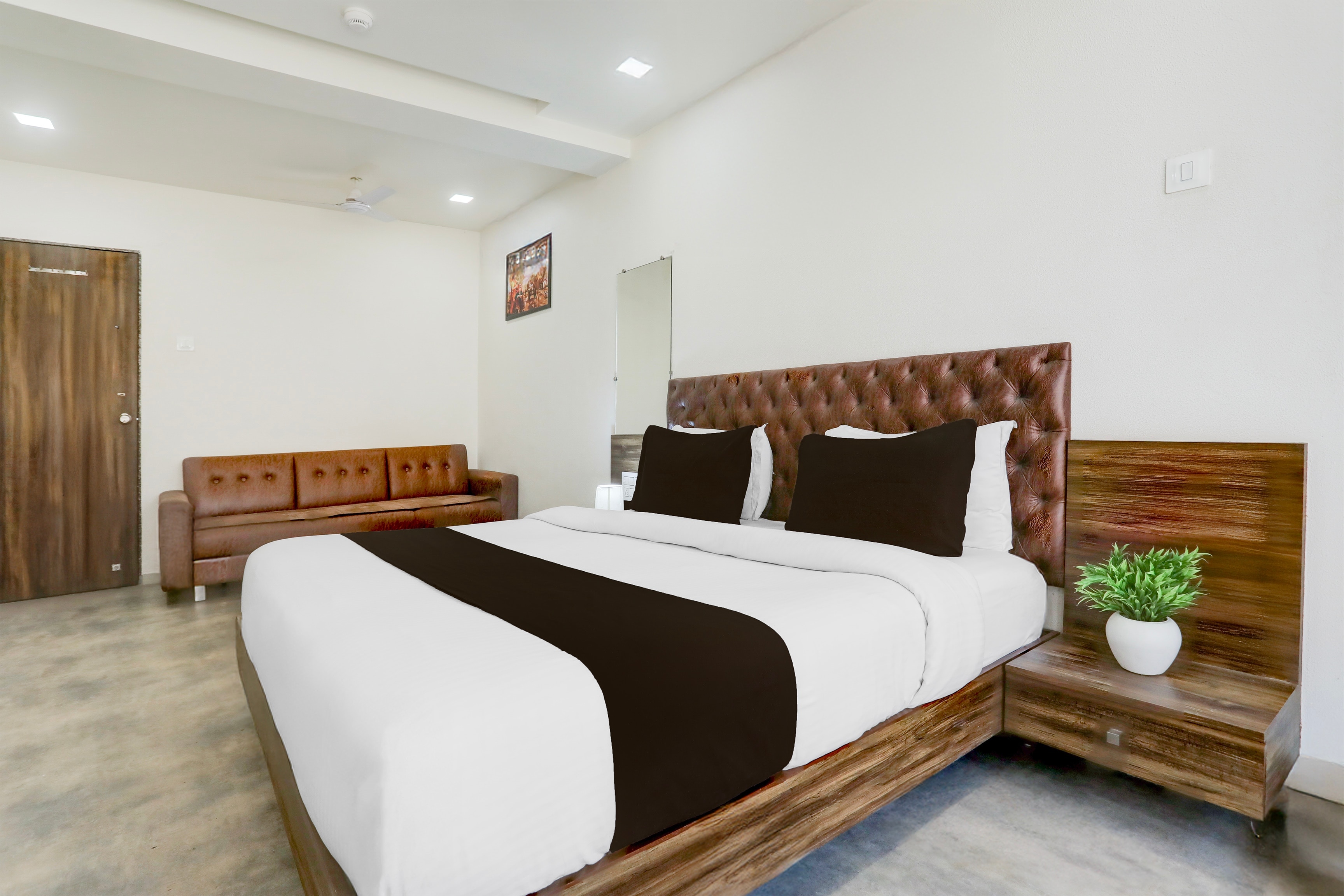 Collection O Palanpur Jakatnaka Formerly Hotel Martel - Tap to explore photos