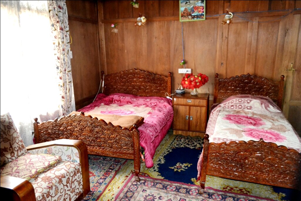 Indoora Houseboat - Tap to explore photos