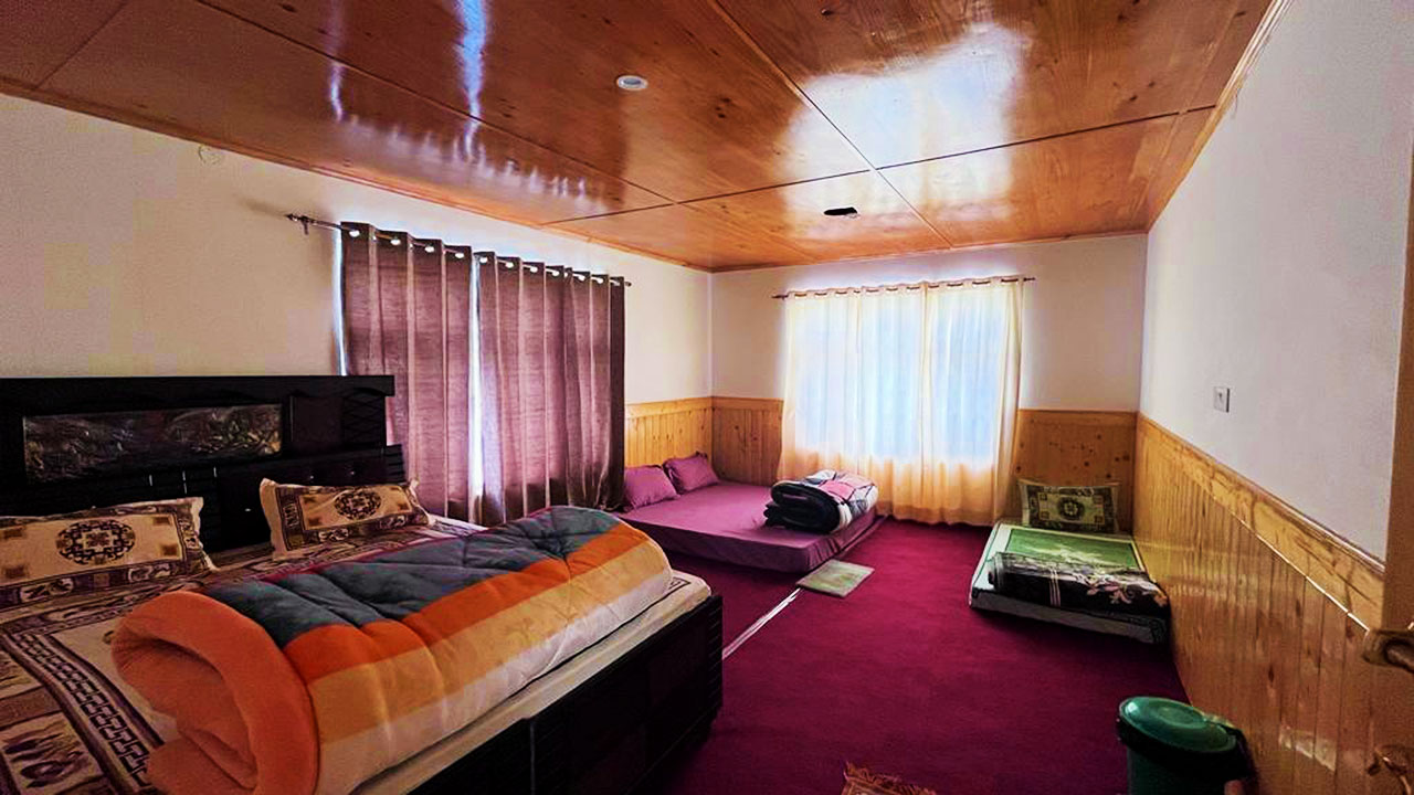 7 Pines Homestay - Tap to explore photos