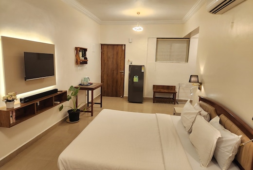 Yellow Tulip Studio AC Apartment