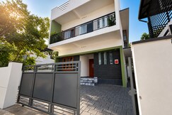 Hues Hostel by Aish, Pathanapuram