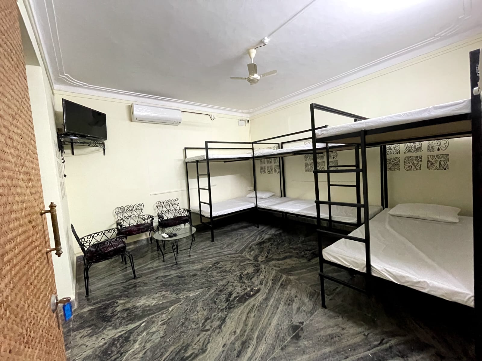 Blu Hostel in benaulim - Tap to explore photos