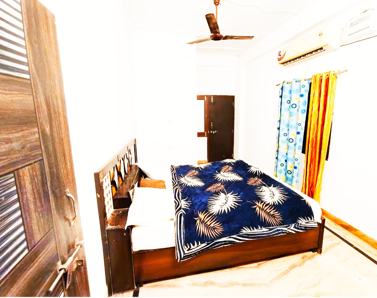 Hotel Mansa - Tap to explore photos