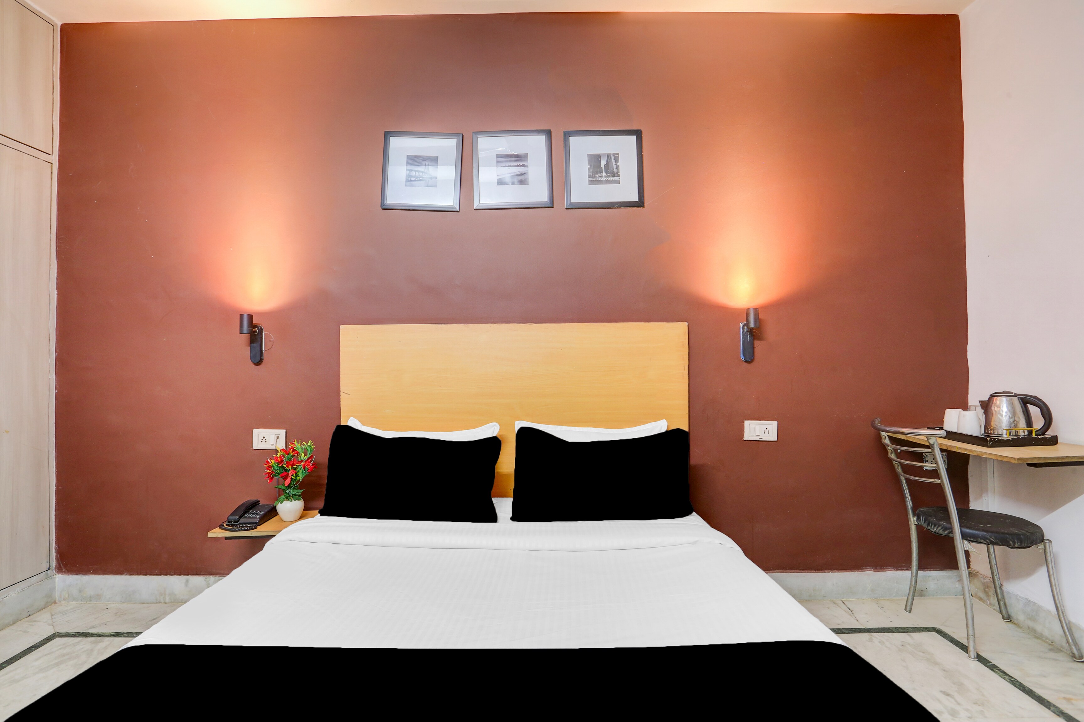 Super Hotel O East Punjabi Bagh Near Metro Station - Tap to explore photos