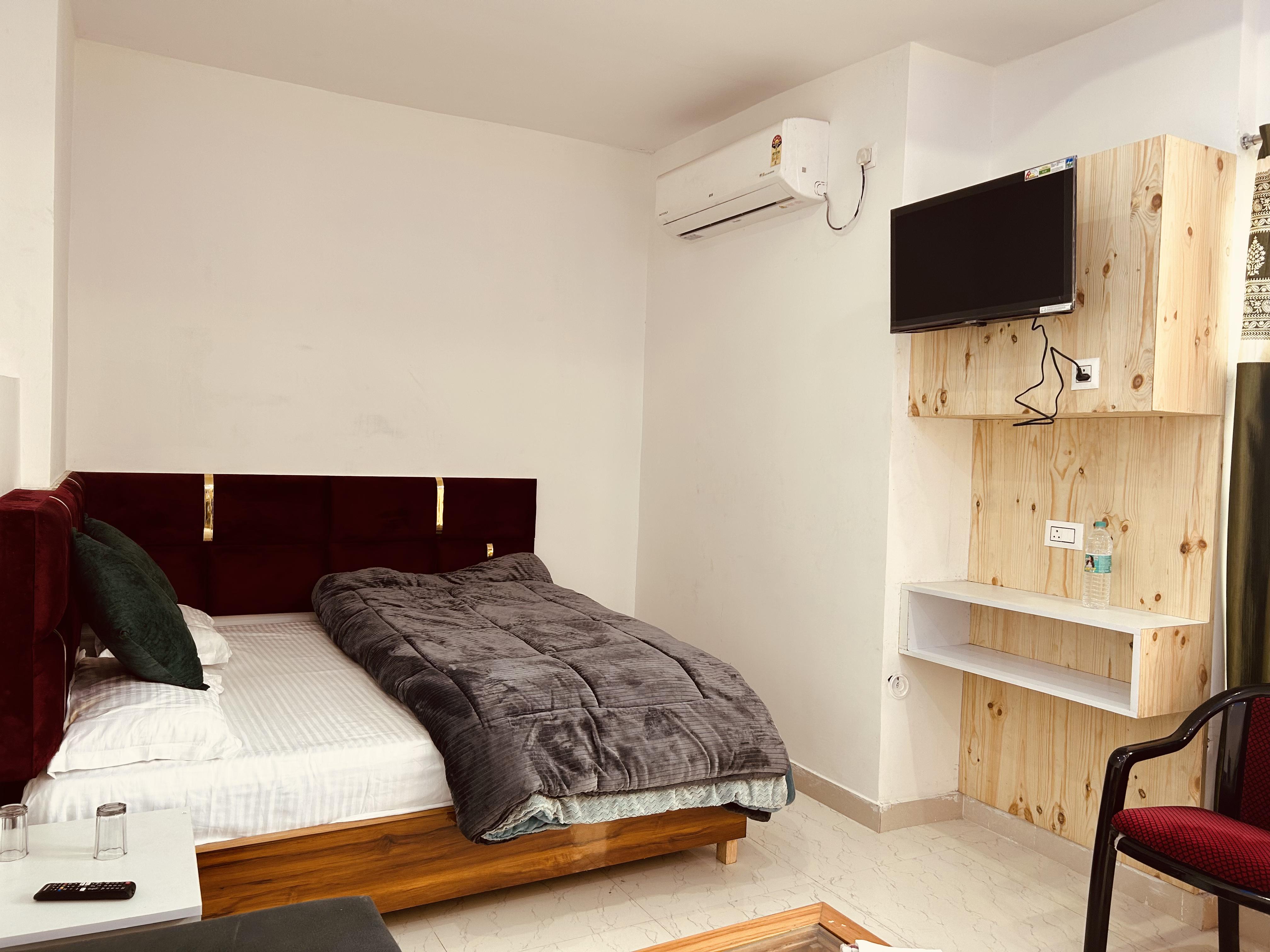 Hotel Uday Raj & Restaurant ( Opp. to Base Hospital Srinagar) - Srinagar - Tap to explore photos