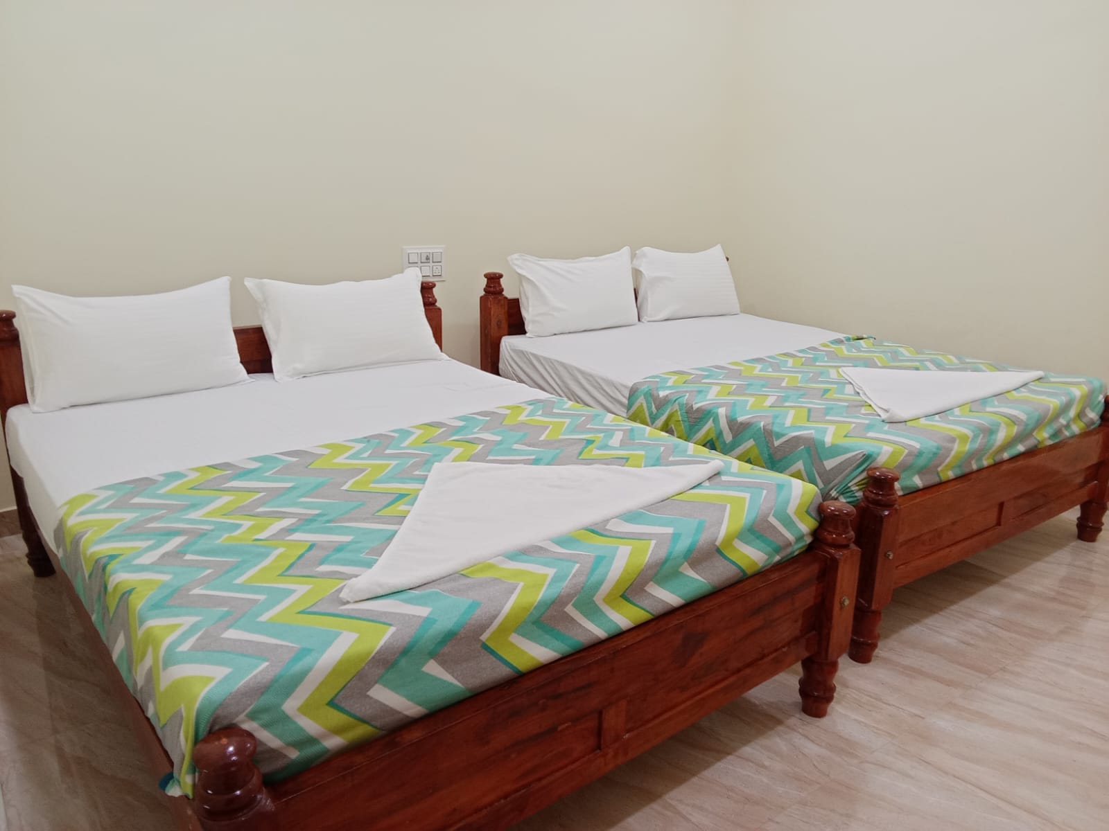 Varadhar Guest House  Near Varadarajar Temple - Tap to explore photos