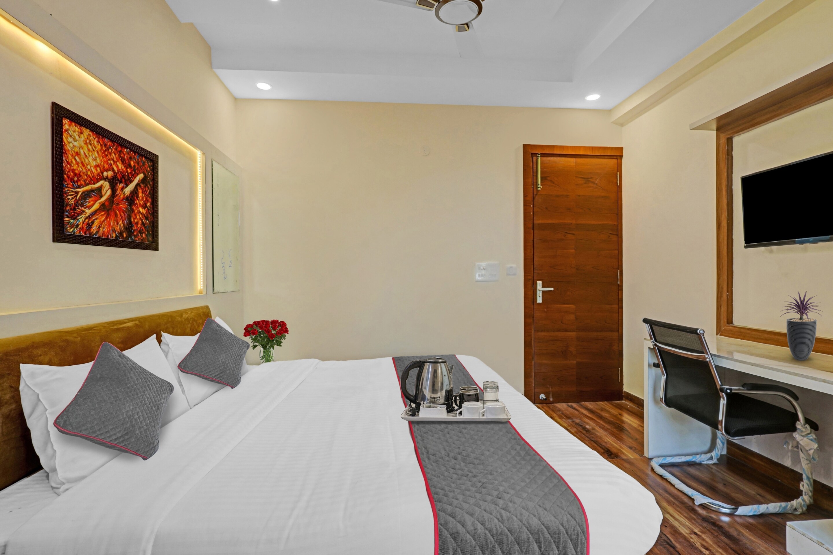 Super Townhouse Lucky Grand Palace - Tap to explore photos