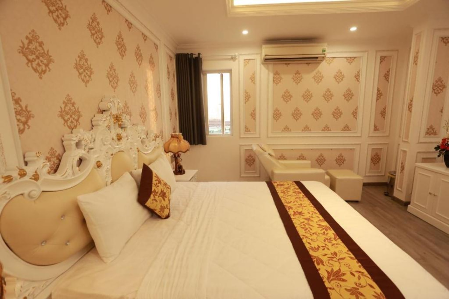 Thanh Tai Hotel 1 - Tap to explore photos