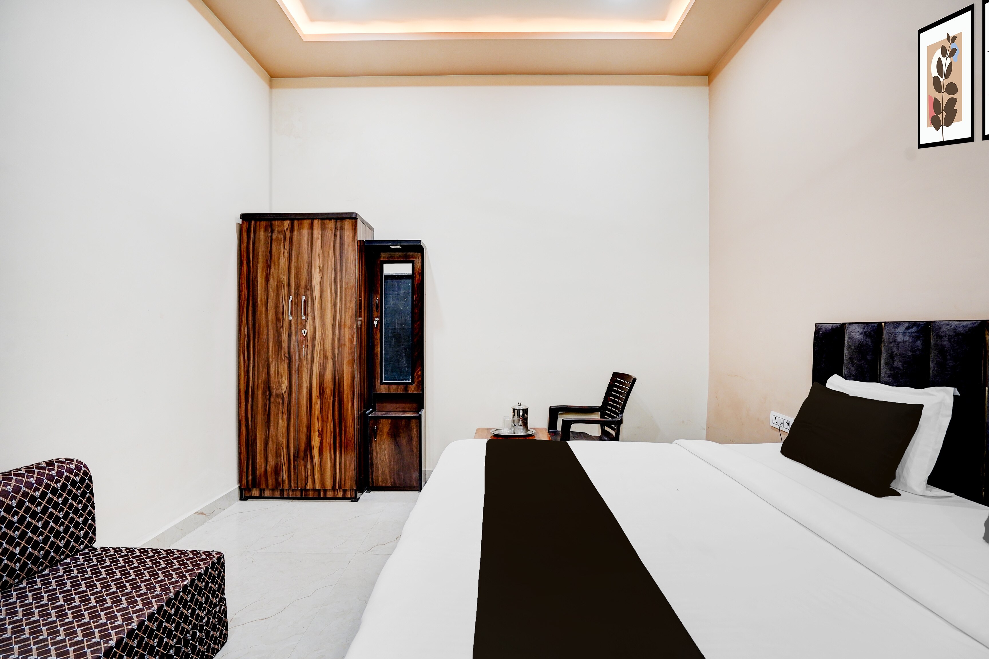 Hotel O MEERA RESIDENCY - Tap to explore photos