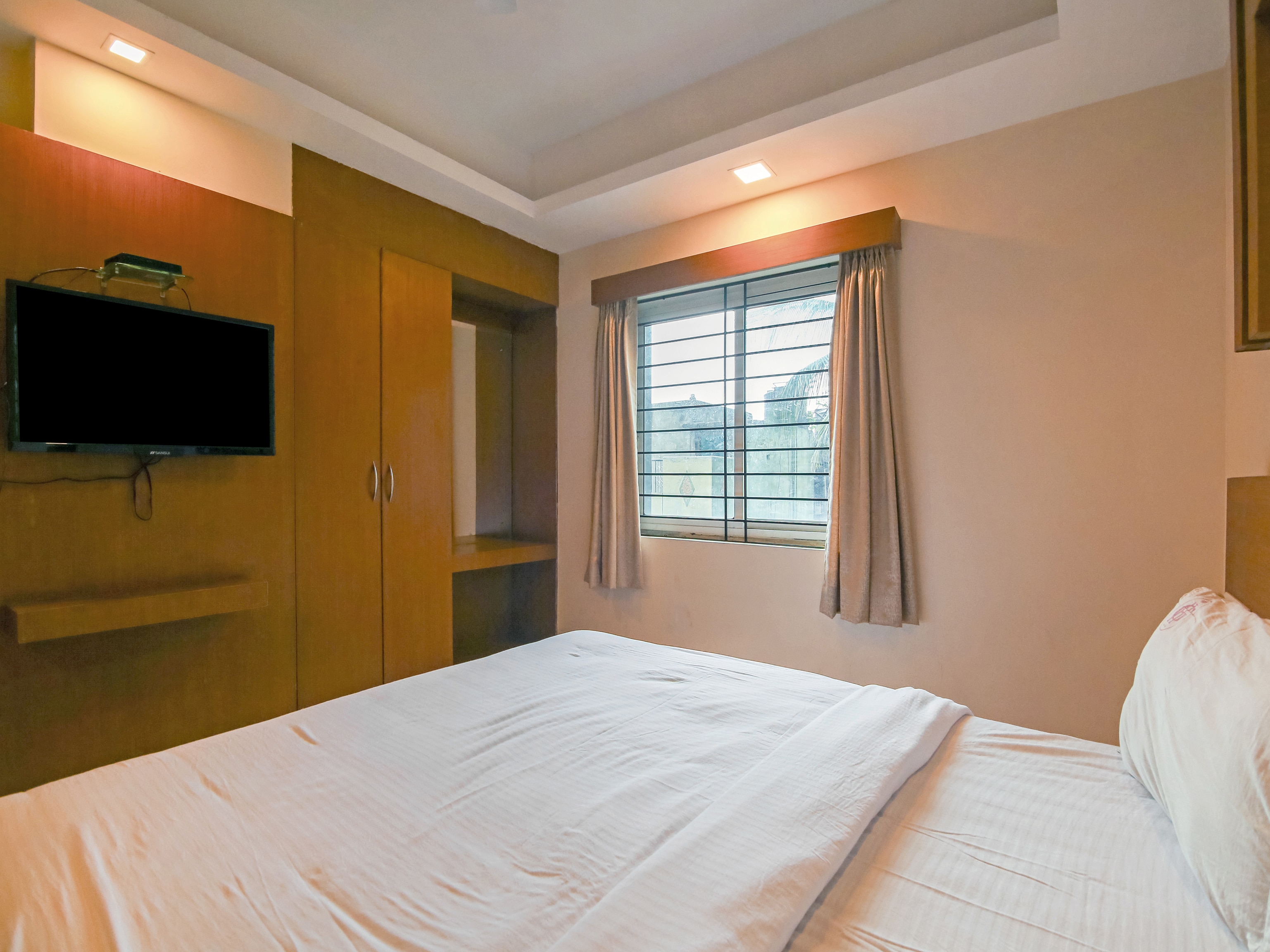 Hotel Grand Suites - Tap to explore photos