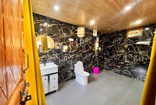 Treehouse Jacuzzi Bastiat stays Jibhi