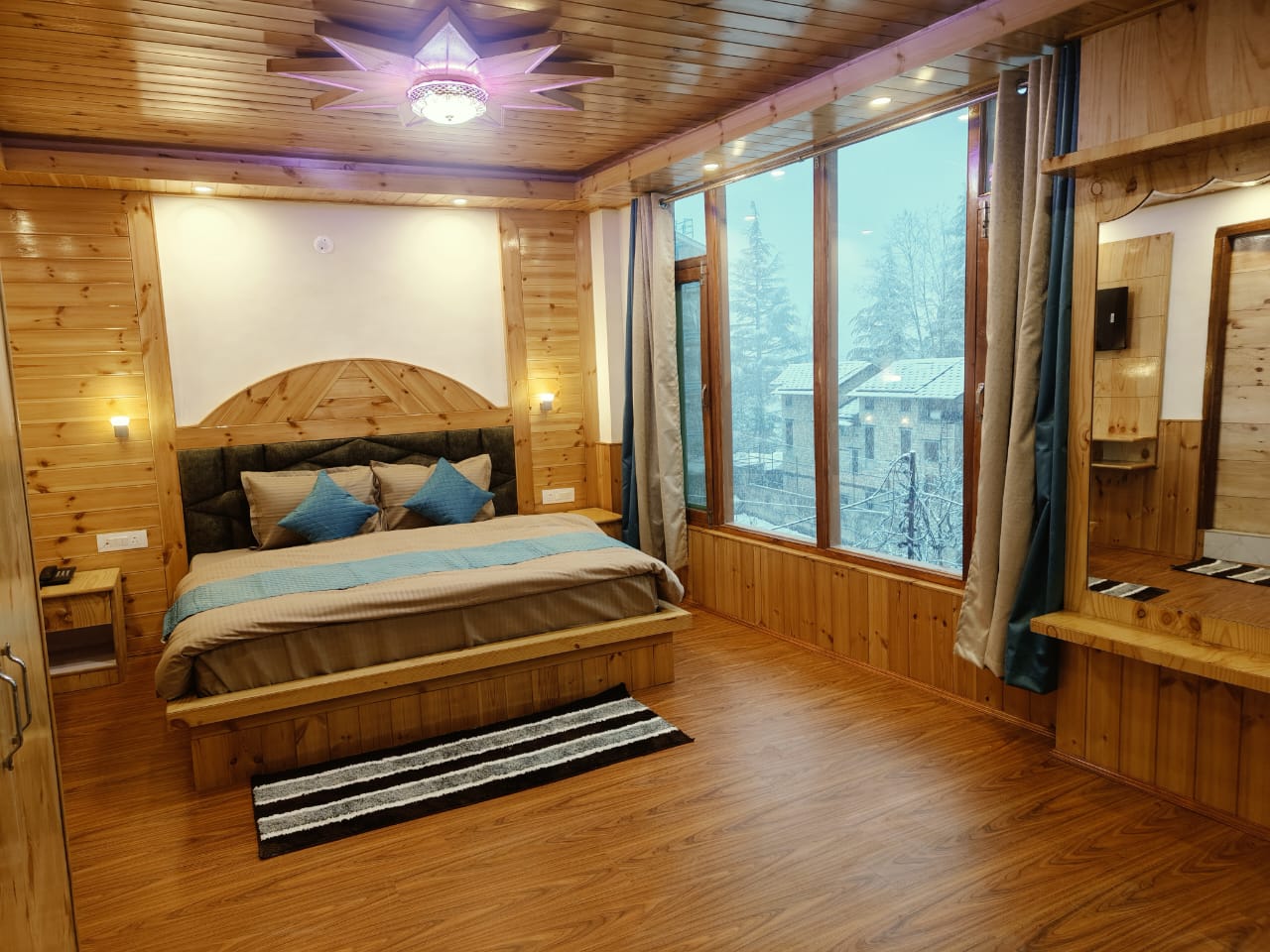 Green Woods Old Manali Hotel And Cafe - Tap to explore photos