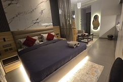 The mirror maze by Luxury loft, Noida
