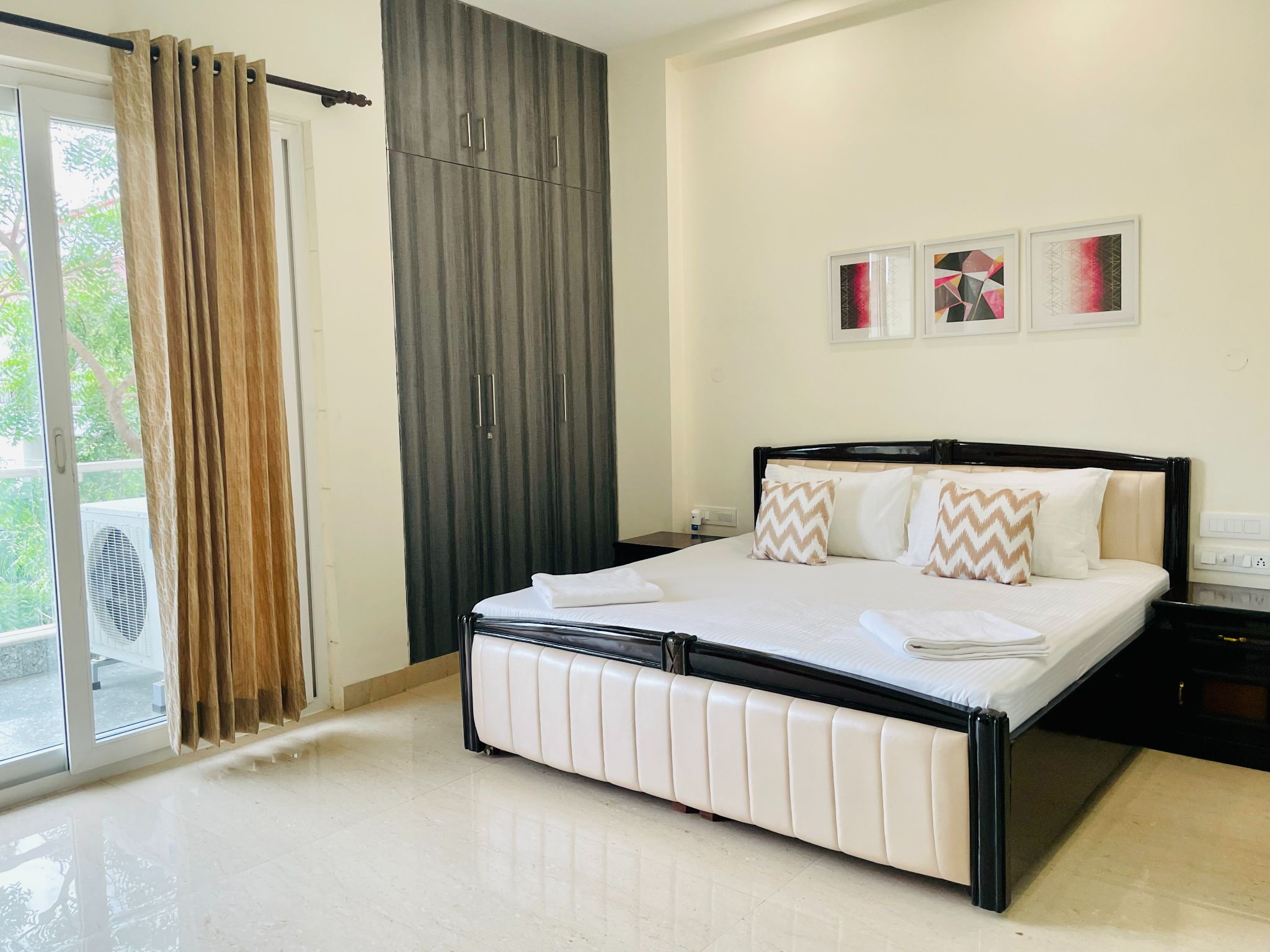 Bluo Cozy & Sterile Deluxe Room - Tap to explore photos