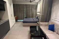 High stayy, Noida