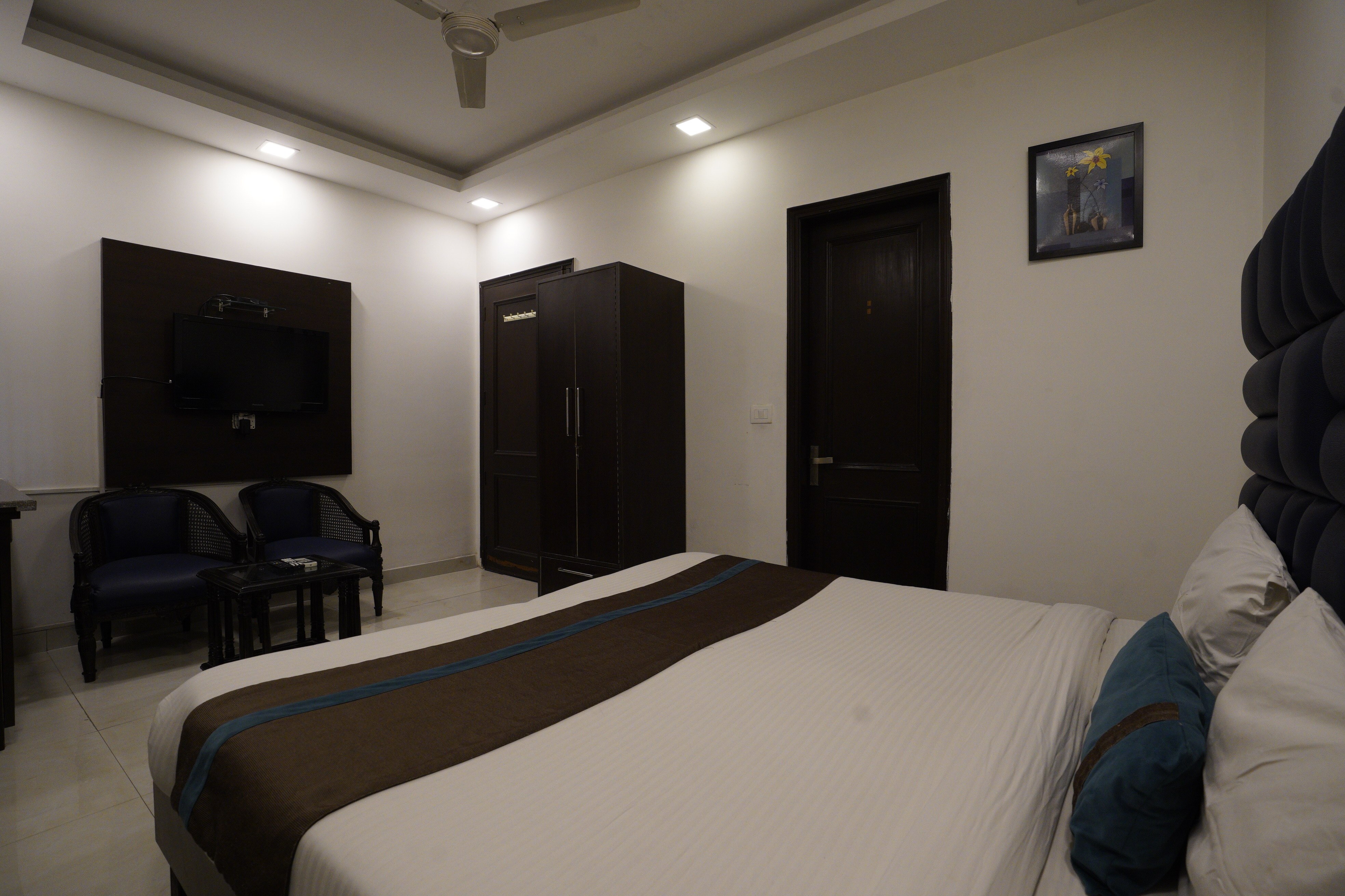 Park 1bhk Serviced Apt Cyber City Gurgaon - Tap to explore photos