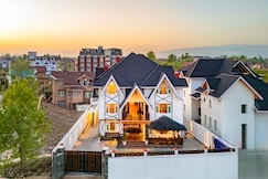 StayVista at Gauhar w/ Indoor Jacuzzi , Srinagar