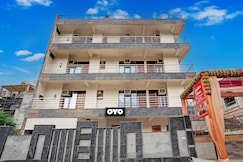 Hotel O Golden Palace, Noida