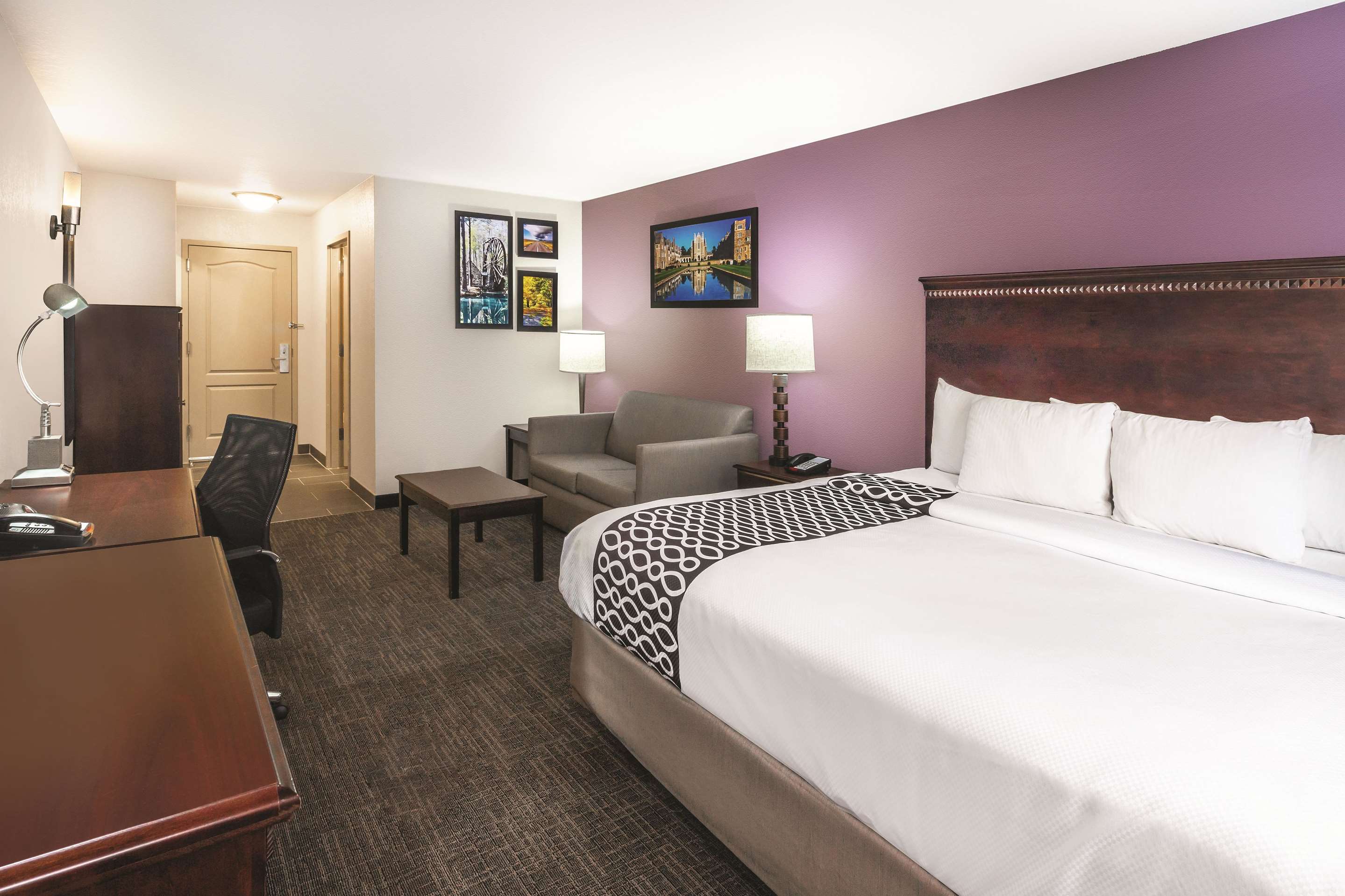 La Quinta Inn & Suites by Wyndham Rome - Tap to explore photos