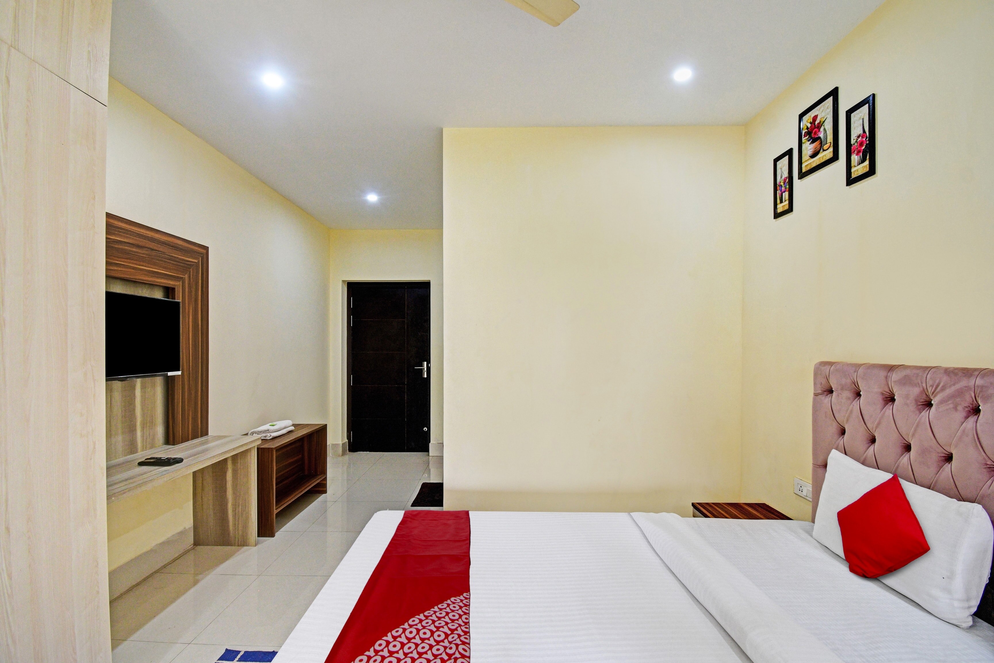 Hotel O Mahavir Galaxy - Tap to explore photos