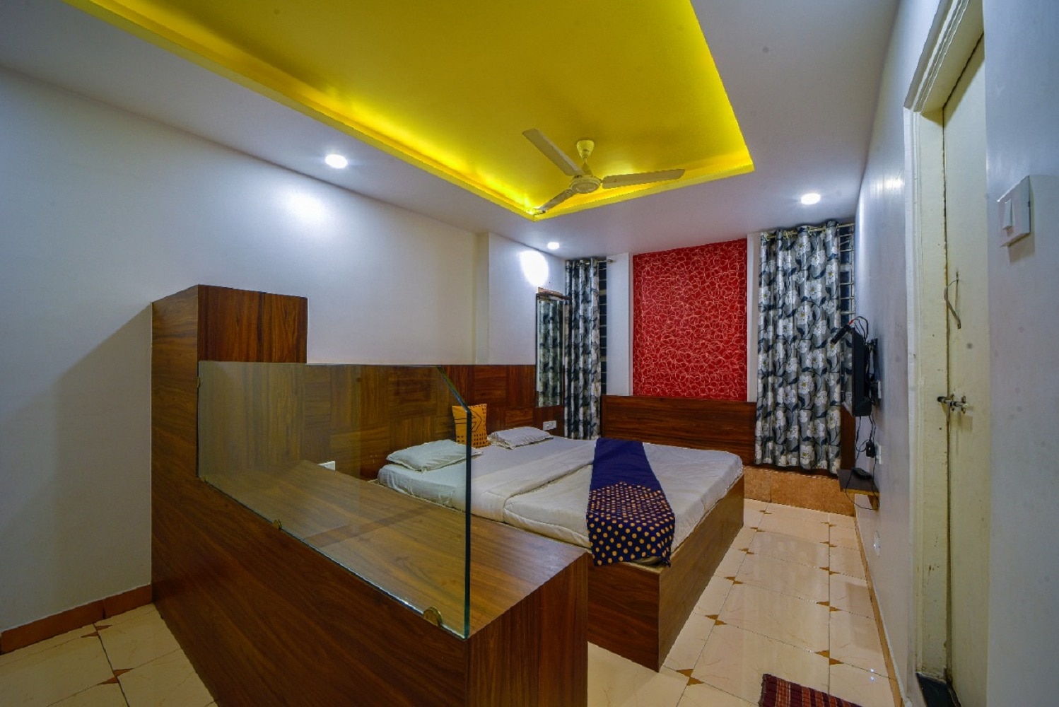 Hotel Anand Deluxe - Tap to explore photos