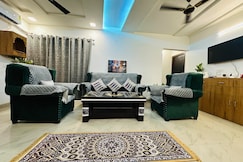 The Giri Nandani Stays, Agra