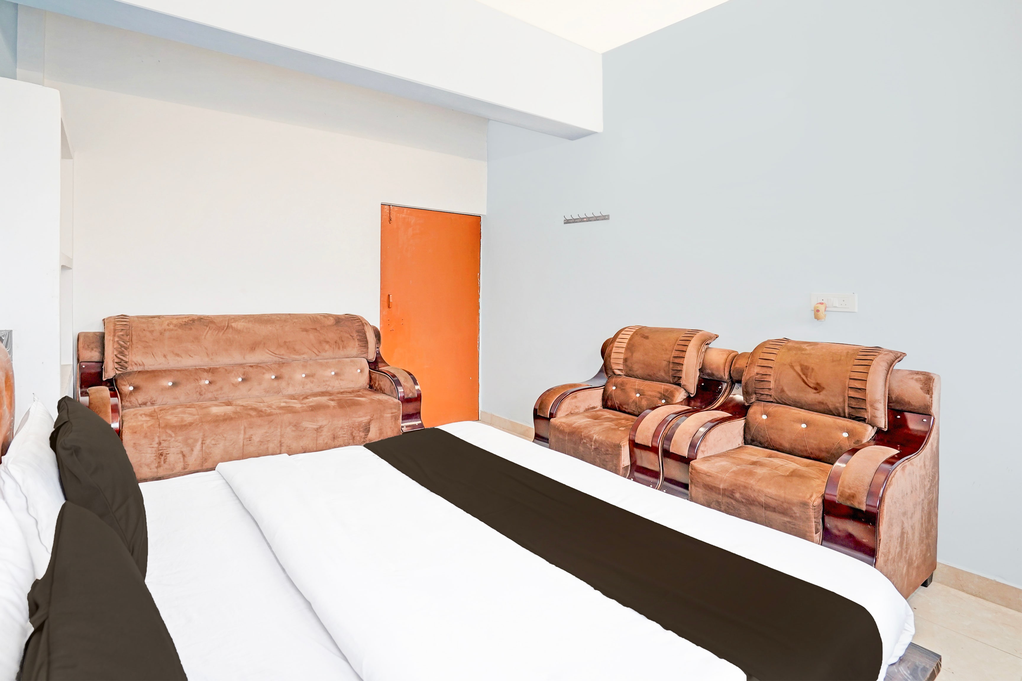 OYO 819501 Marine Guest House - Tap to explore photos