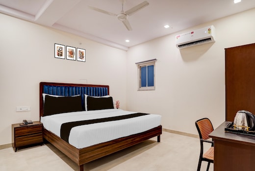 Super Townhouse Preet Vihar Metro Station