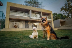 Emerald Cabanna, Karjat