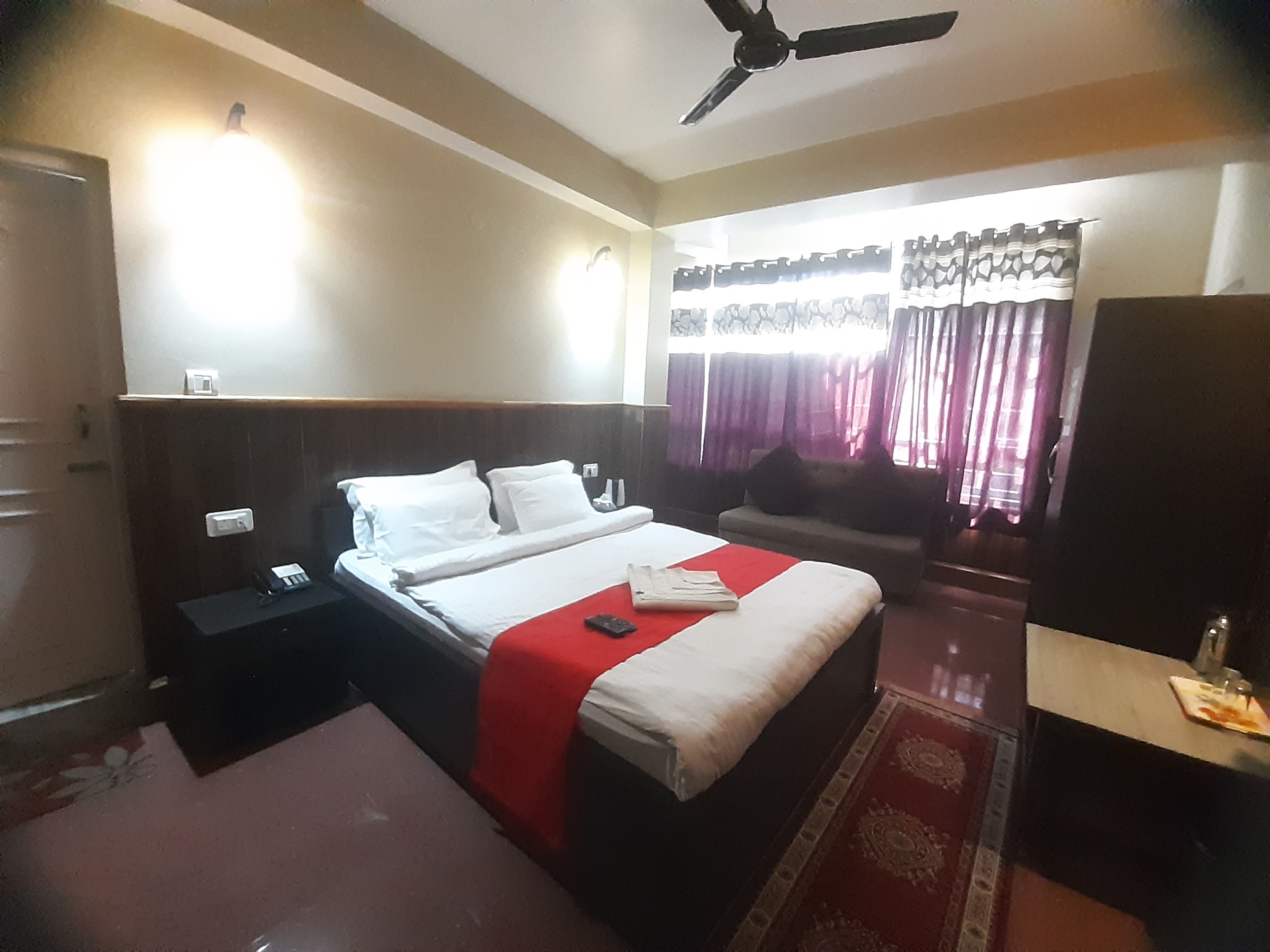 Hotel Shayabongg - Tap to explore photos