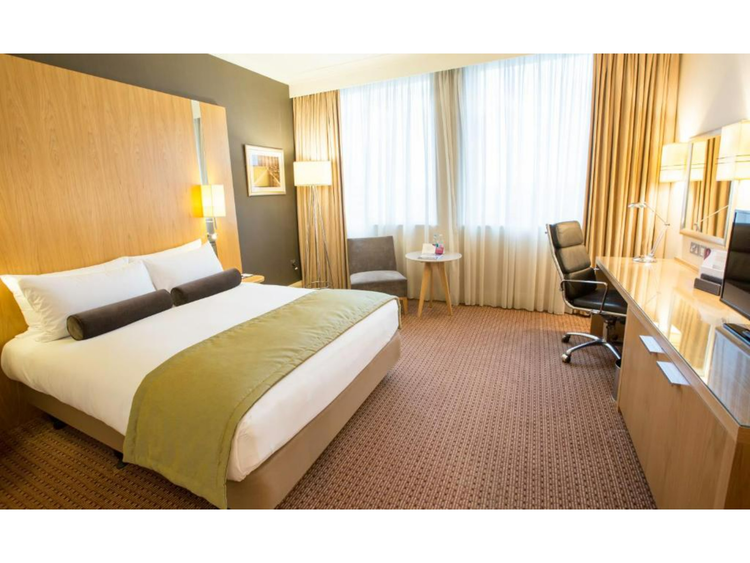 Crowne Plaza London Ealing - Tap to explore photos