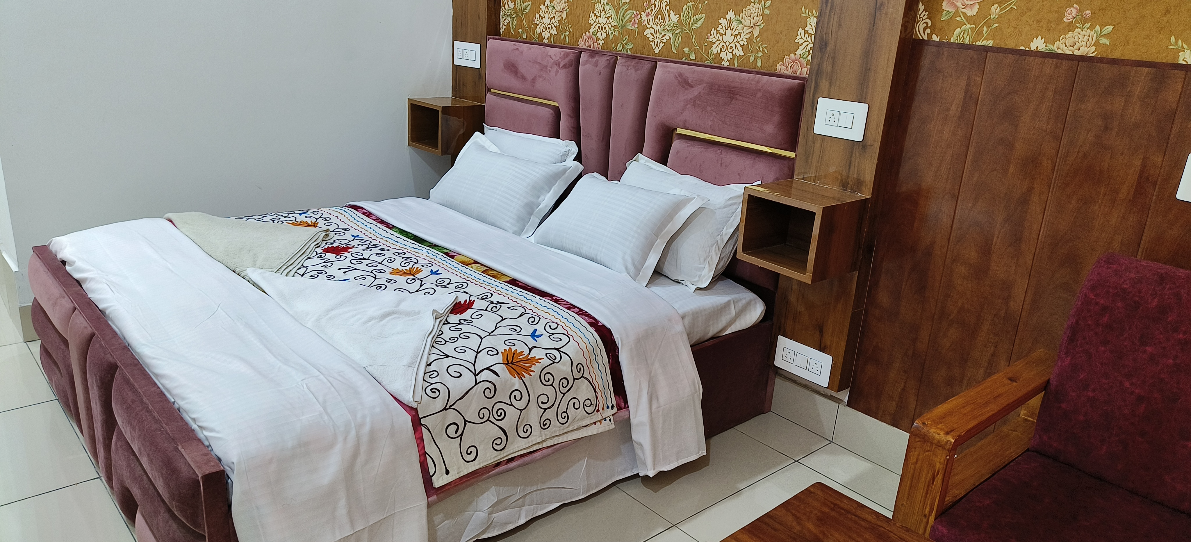 Hotel Gulmarg GS Residency, Kunzer - Tap to explore photos