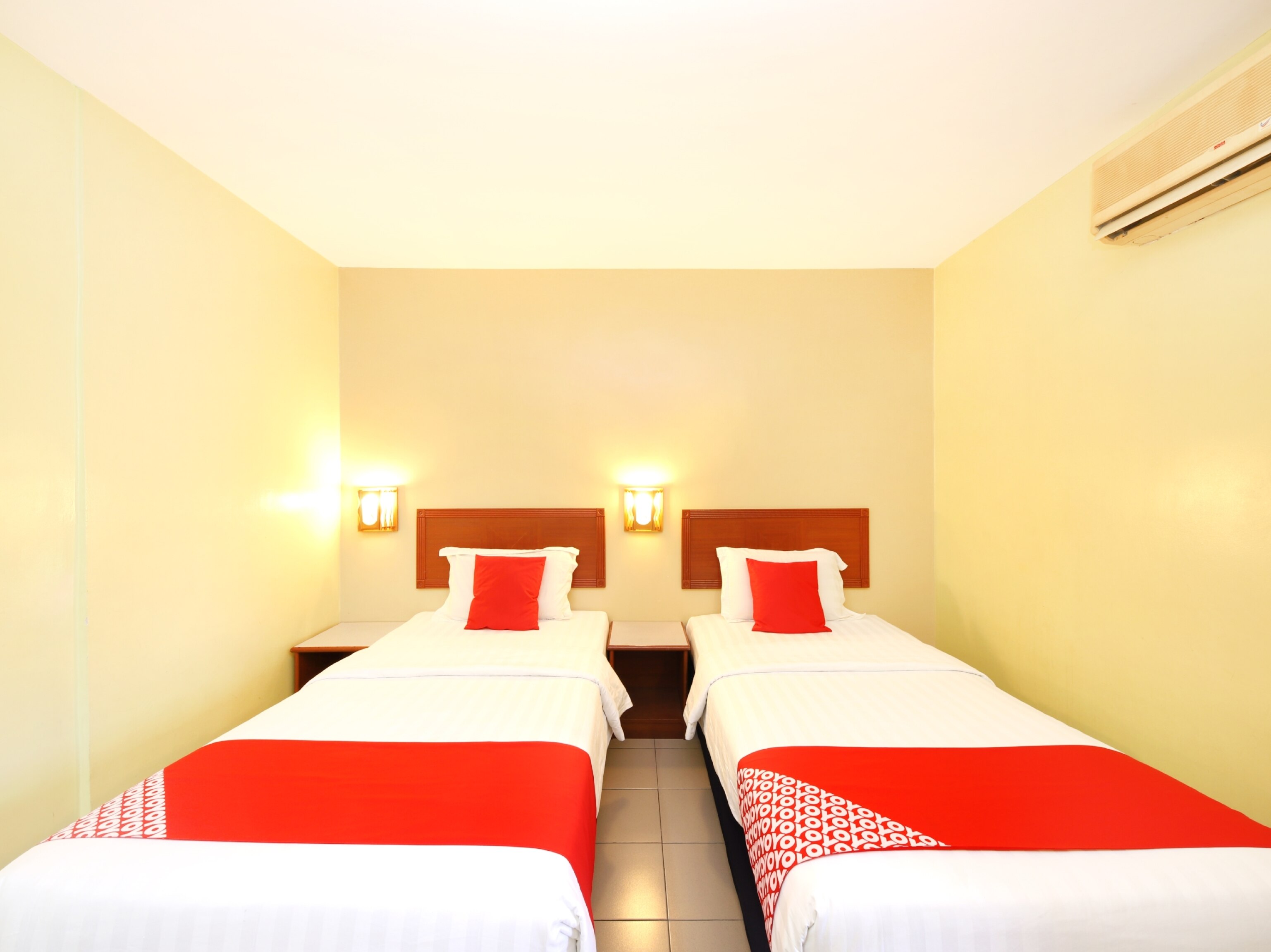 Super OYO 447 Comfort Hotel Meru - Tap to explore photos
