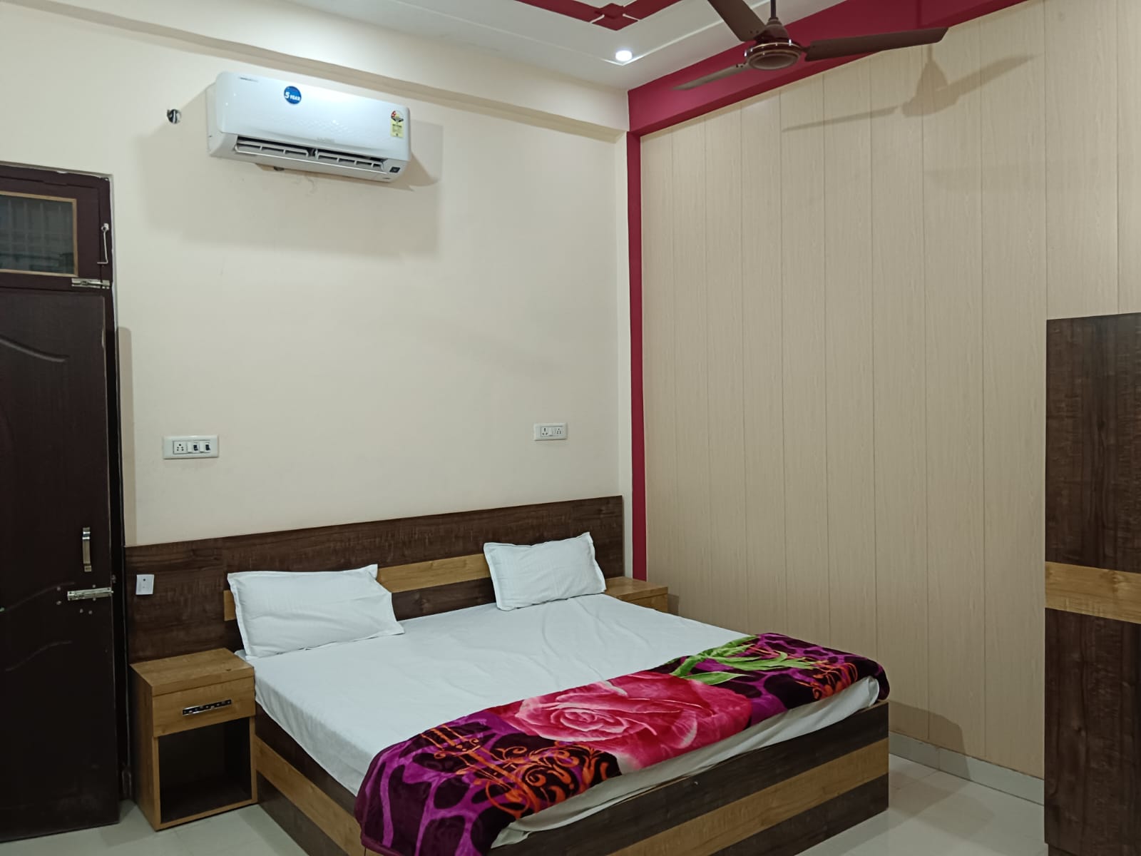 Shri Radharaman Homestay - Tap to explore photos