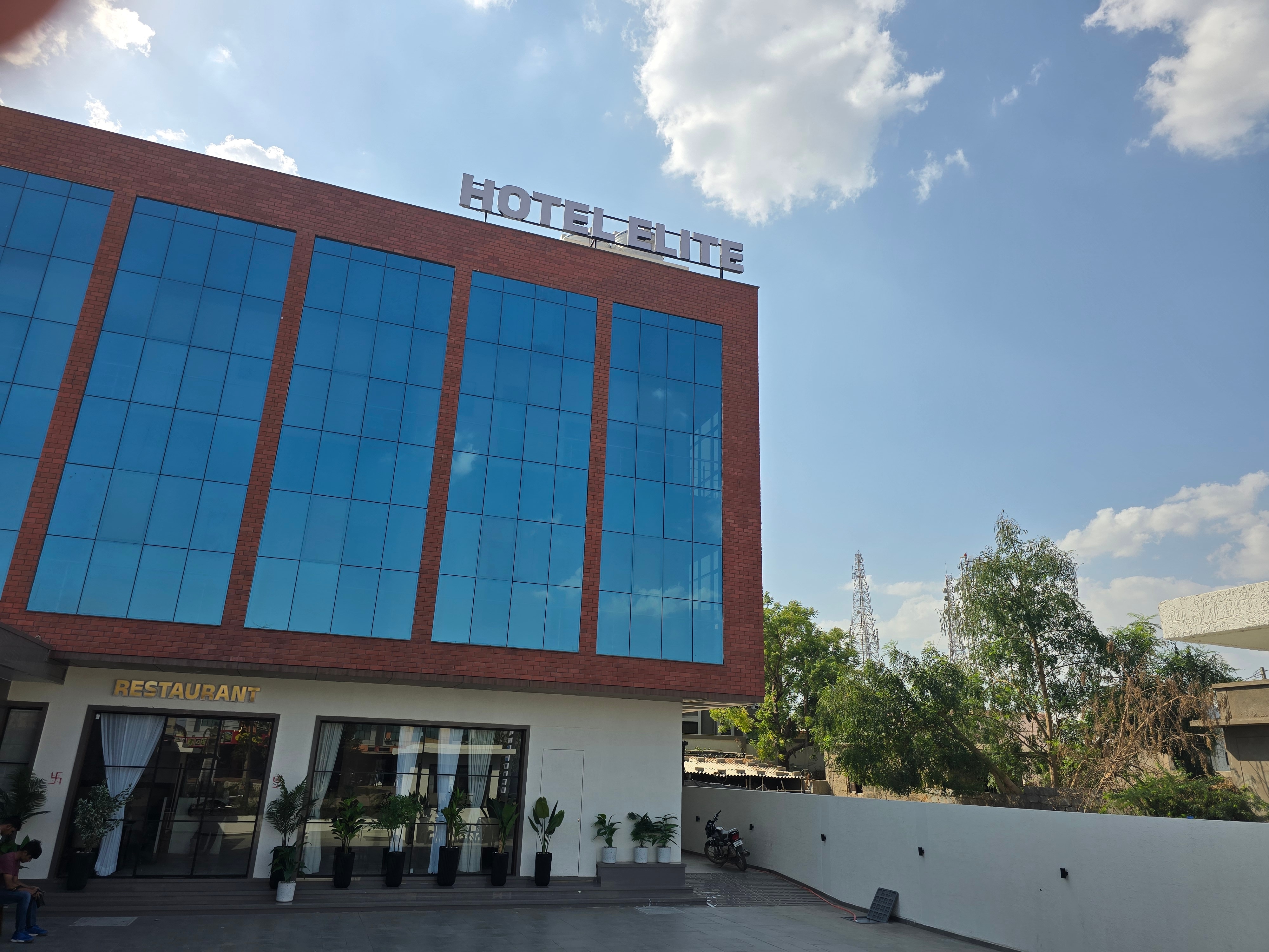 Hotel Elite - Tap to explore photos
