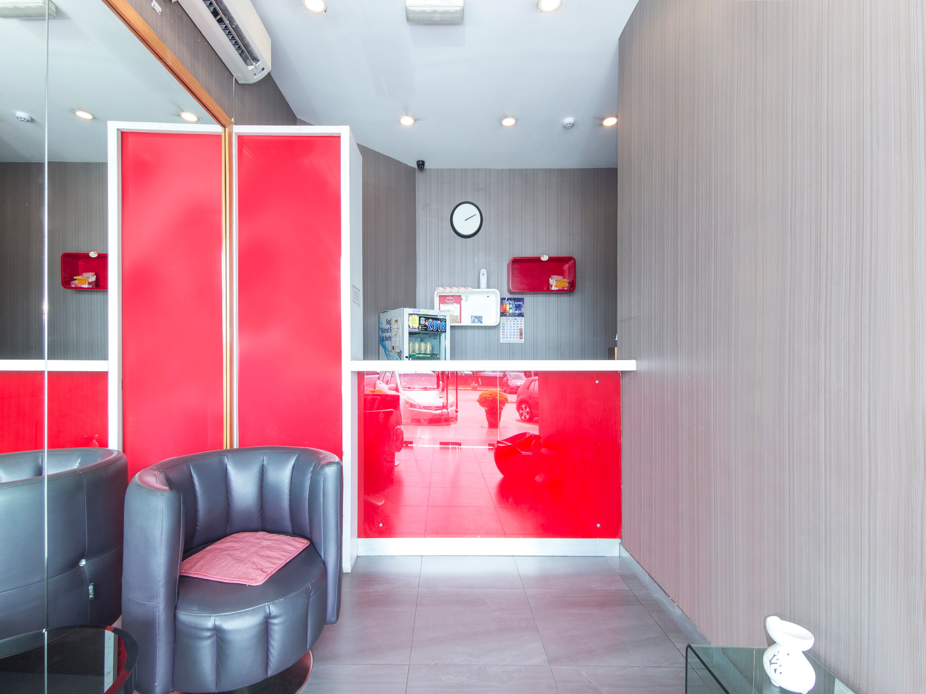 Super OYO 340 Comfort Hotel - Tap to explore photos