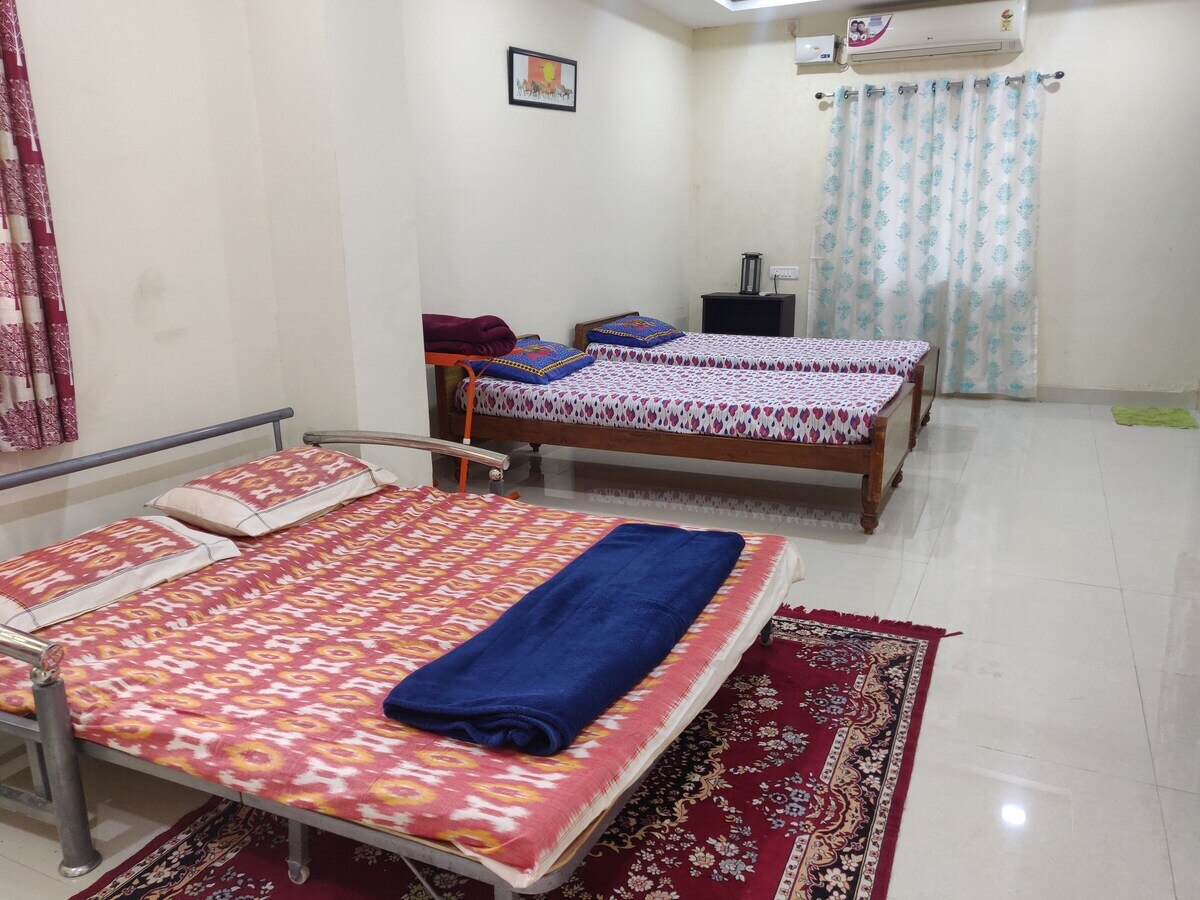 Private room with Kitchen,High speed wifi with ups - Tap to explore photos