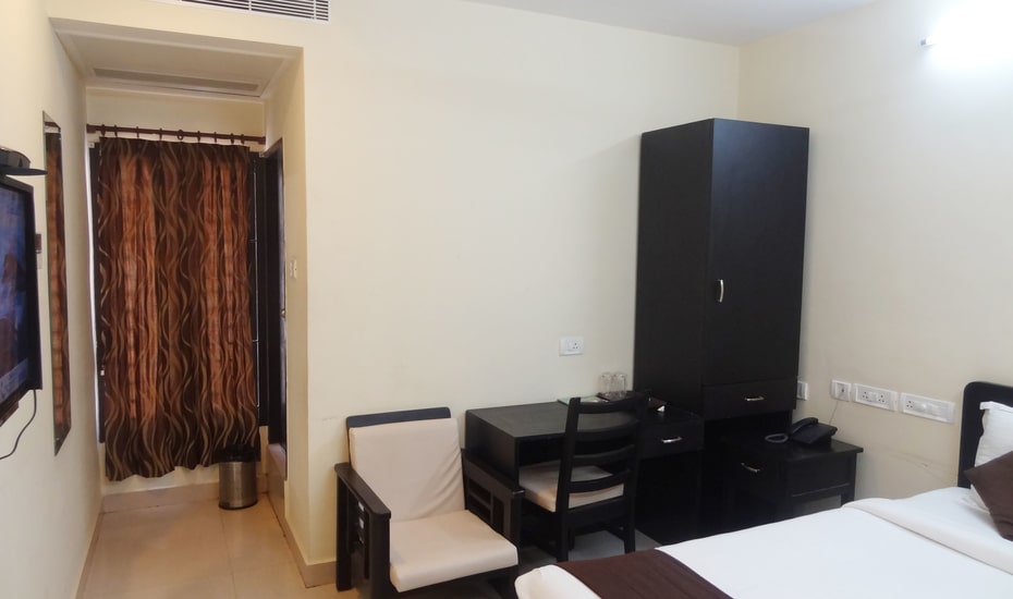 BALAJI RESIDENCY OPPOSITE TO KOYAMBEDU BUS STAND & METRO STATION - Tap to explore photos