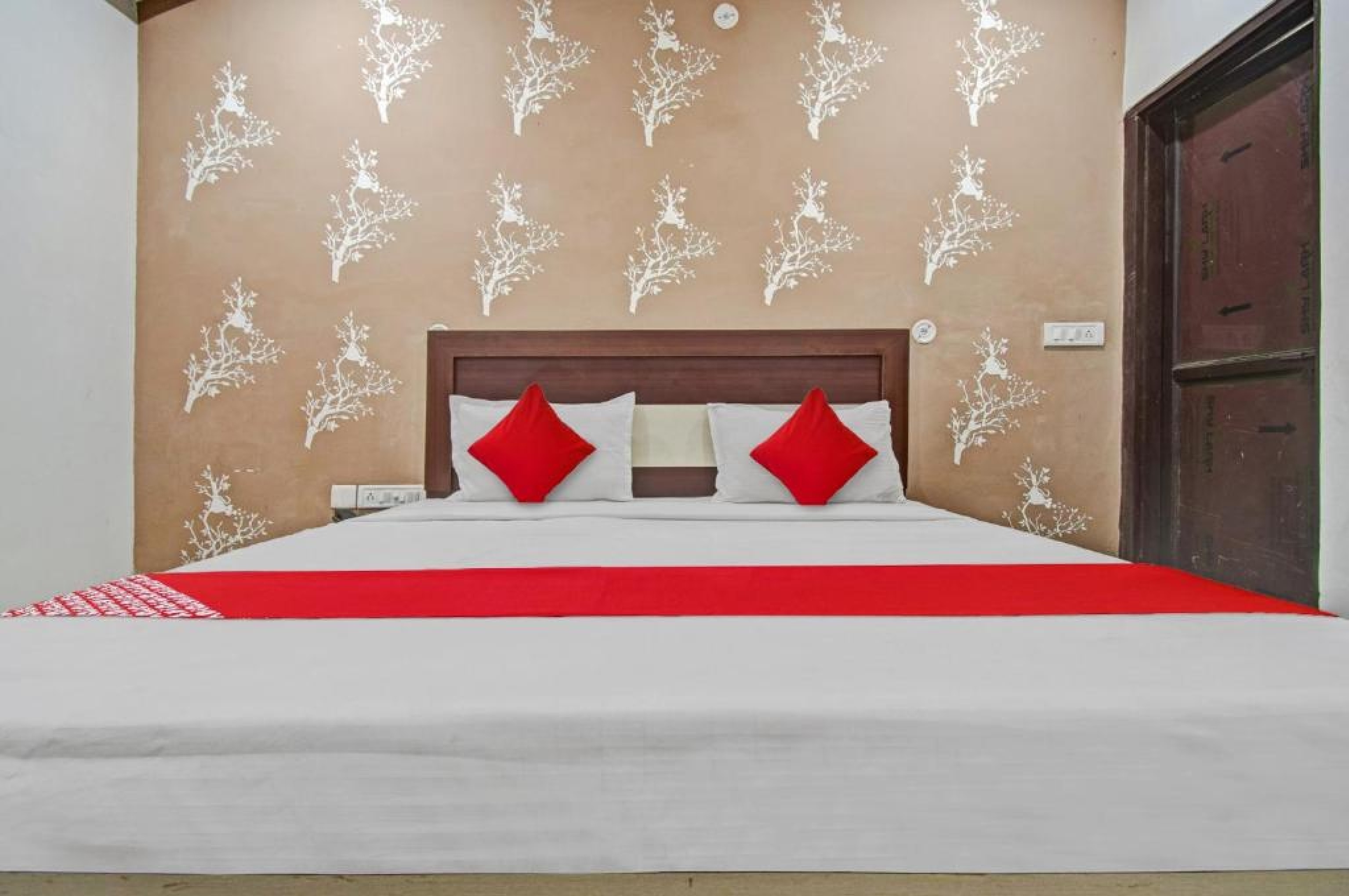 Hotel Chaman - Tap to explore photos