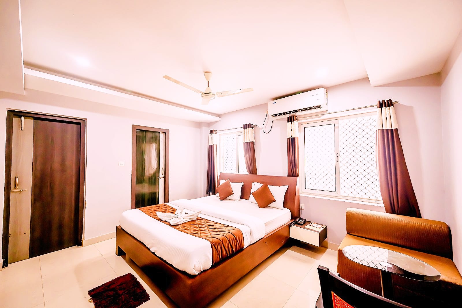 Hotel Shivangi - Tap to explore photos