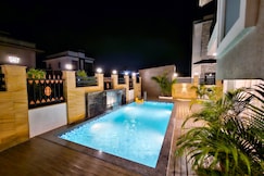 The Royal Chalet | 4BHK Villa with Pvt Pool and Snooker Table, Lonavala