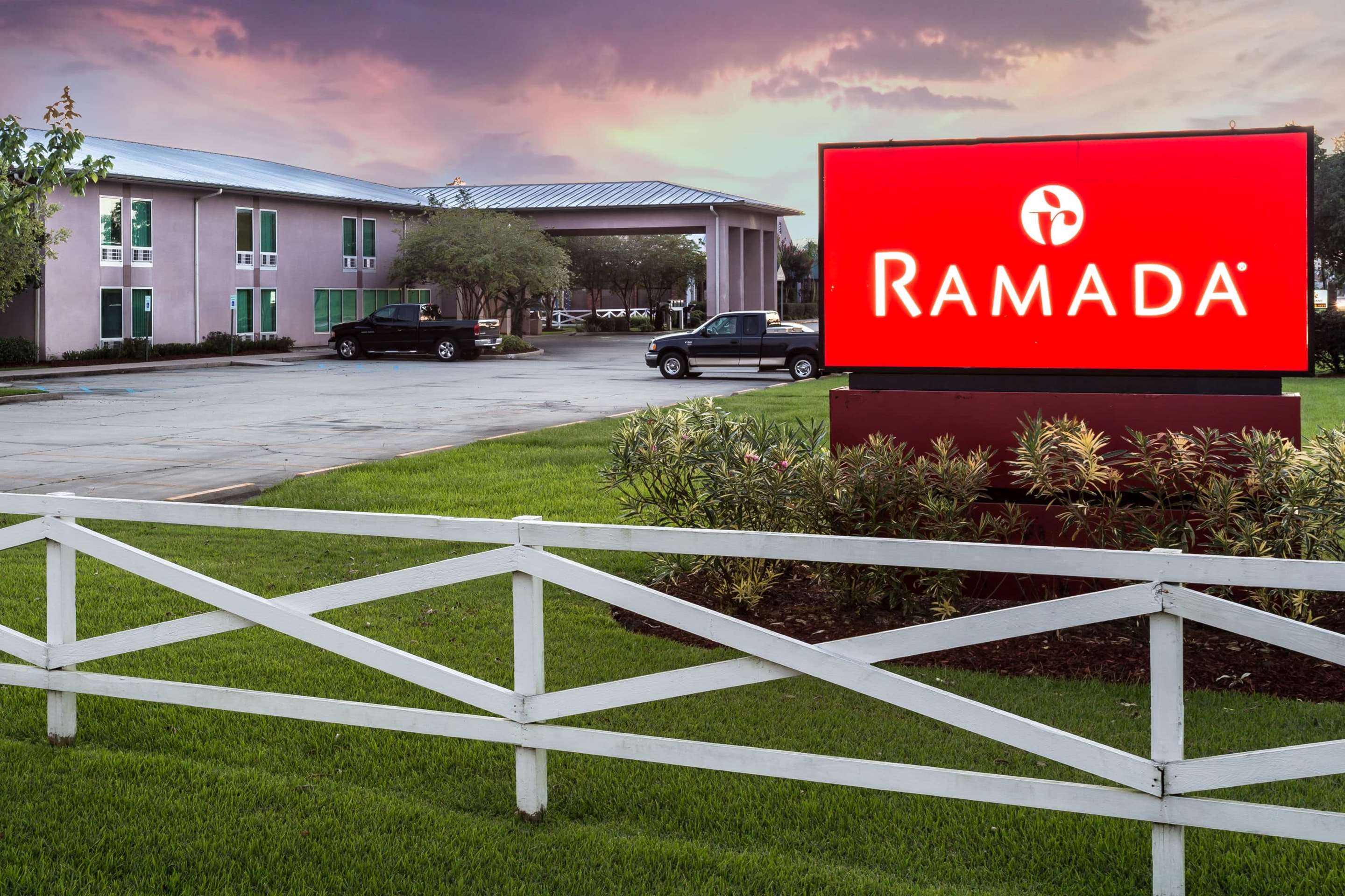 Ramada by Wyndham Luling - Tap to explore photos