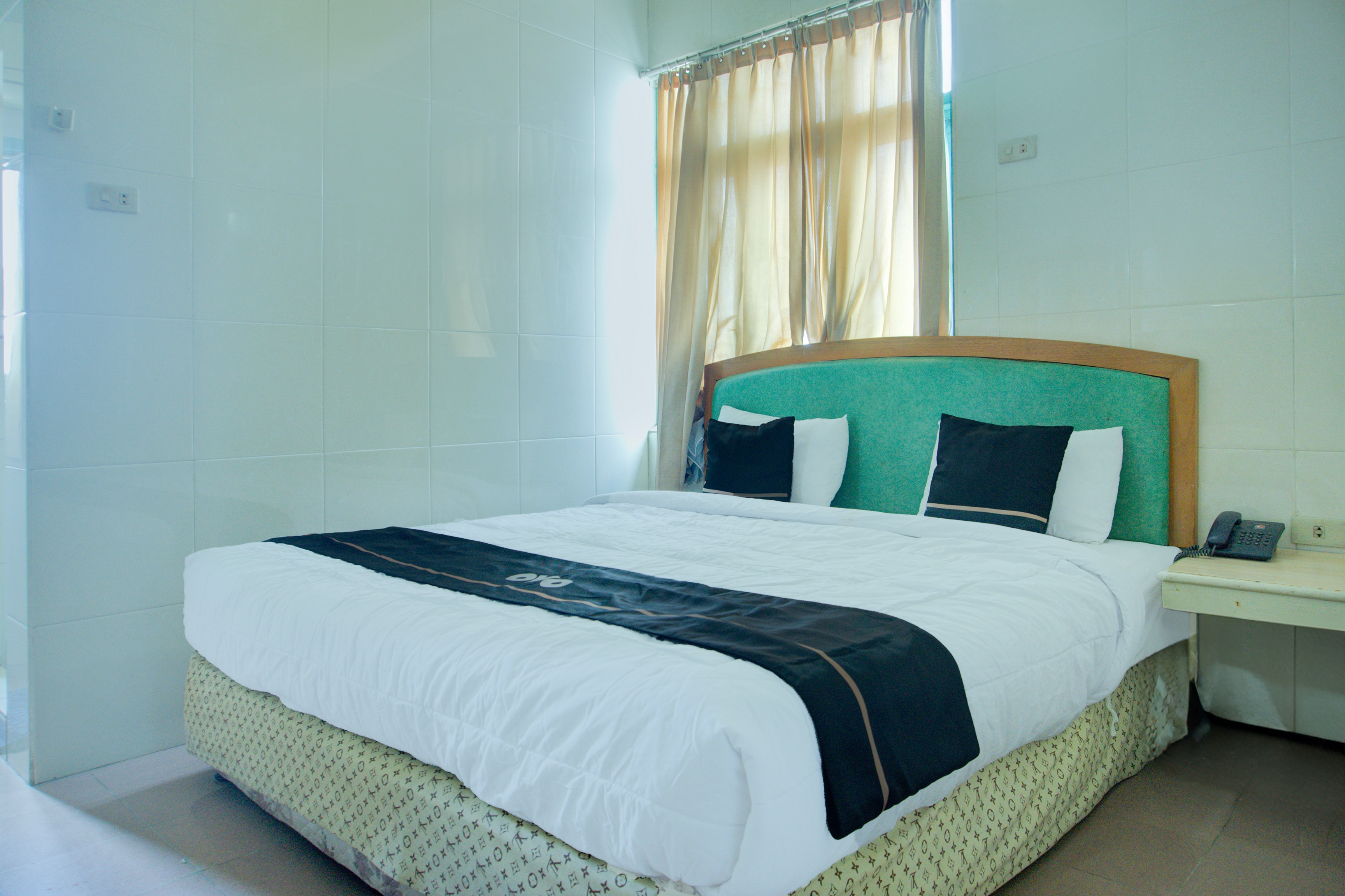 Townhouse Oak Palembang Near Jembatan Ampera Formerly Azzura Hotel - Tap to explore photos