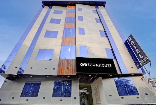 Townhouse Tuessday Suites Nearst Mr Bhatura Bala Sector 122