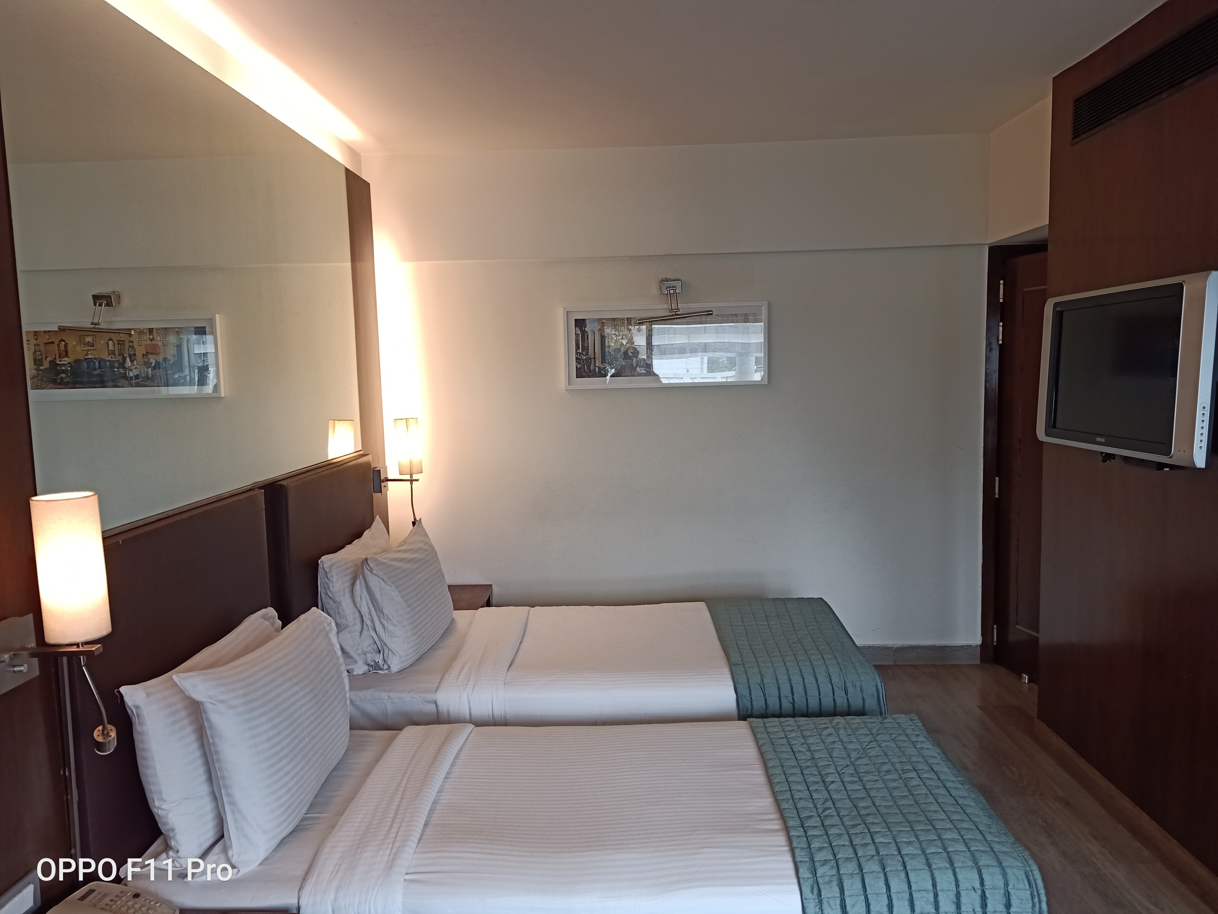 Executive Twin Bed with Bathtub 1